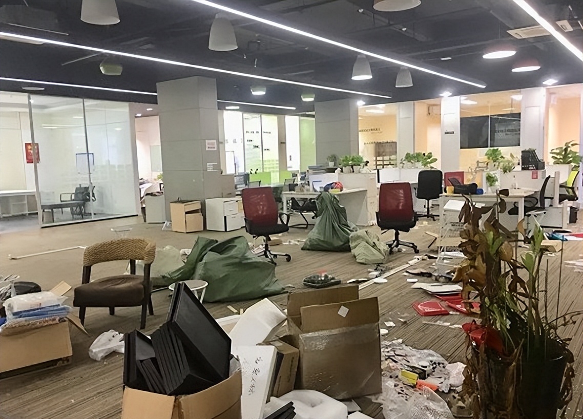 2024年深圳破產(chǎn)倒閉工廠盤點 科技與服務(wù)業(yè)寒冬下的雙重挑戰(zhàn)